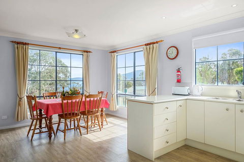 Omaroo Cottage Bruny Island - E Caravan Parks 6
