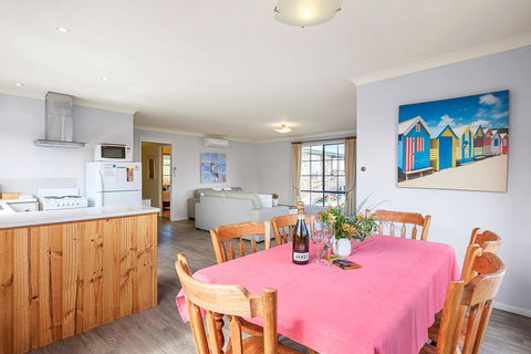 Omaroo Cottage Bruny Island - E Caravan Parks 7