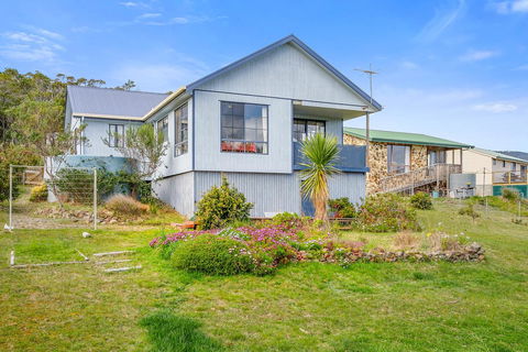 Omaroo Cottage Bruny Island - E Caravan Parks 16