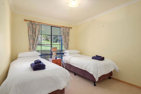 Omaroo Cottage Bruny Island - E Caravan Parks 10