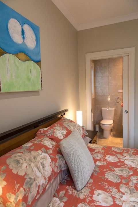 Mountain Blue Guest House - E Caravan Parks 12