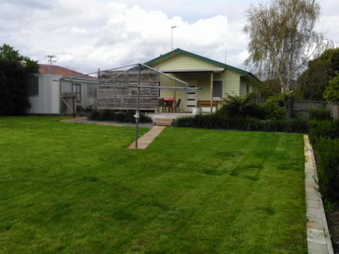 Pinestumps Holiday Home - E Caravan Parks 9