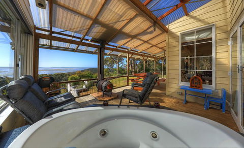 Island View Spa Cottage - E Caravan Parks 5
