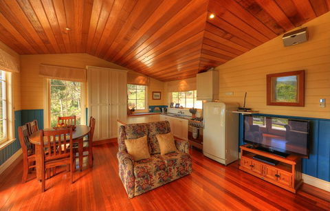 Island View Spa Cottage - E Caravan Parks 7