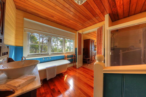Island View Spa Cottage - E Caravan Parks 3