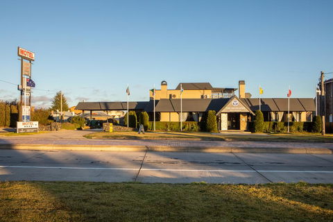 New England Motor Lodge - E Caravan Parks 0