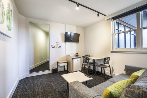 Nightcap At Glengala Hotel - E Caravan Parks 3