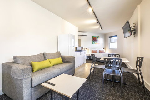 Nightcap At Glengala Hotel - E Caravan Parks 1