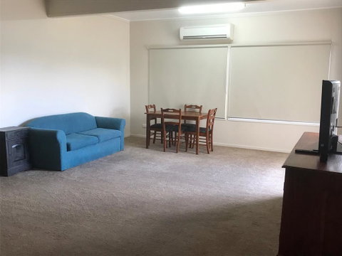 O'Shea's Royal Hotel - E Caravan Parks 1