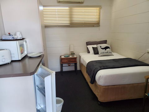 O'Sheas Windsor Hotel - E Caravan Parks 1