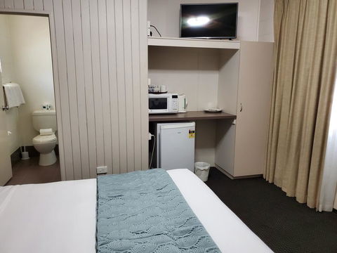 O'Sheas Windsor Hotel - E Caravan Parks 2