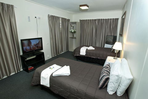 O'Sheas Windsor Hotel - E Caravan Parks 0