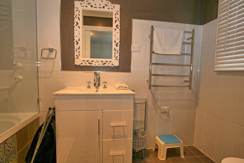 Oak & Barrel / 7 Twynam Street - E Caravan Parks 3
