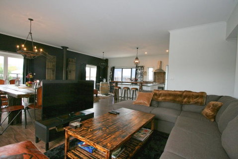 Oak & Barrel / 7 Twynam Street - E Caravan Parks 0