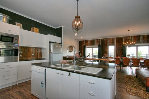 Oak & Barrel / 7 Twynam Street - E Caravan Parks 2