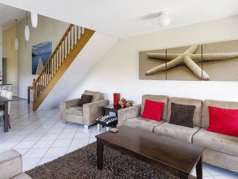 One Street From Main Beach - E Caravan Parks 2