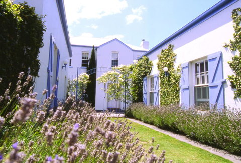 Oscars Waterfront Boutique Hotel - E Caravan Parks 2