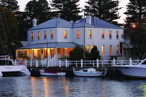 Oscars Waterfront Boutique Hotel - E Caravan Parks 3