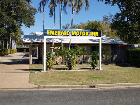 Overflow Emerald Motor Inn - E Caravan Parks 0