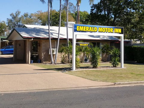 Overflow Emerald Motor Inn - E Caravan Parks 2