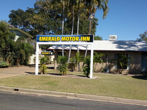 Overflow Emerald Motor Inn - E Caravan Parks 1