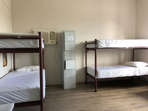 Ozi Inn Backpackers - E Caravan Parks 1