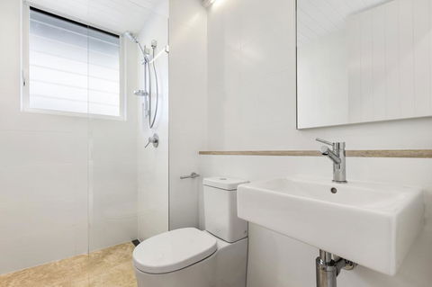 Paperbark B - Luxury Duplex Sunshine Beach - E Caravan Parks 0