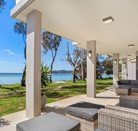 Paradise Beach House - Waterfront with Heated Pool - E Caravan Parks