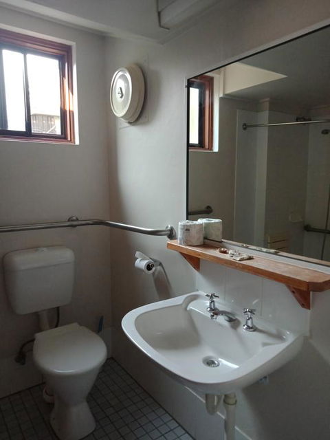 Parkway Motel - E Caravan Parks 3
