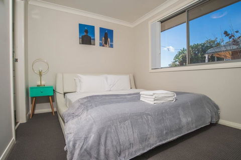 PEACEFUL 2Kingbed RootyHill Townhouse Near Station - E Caravan Parks 1