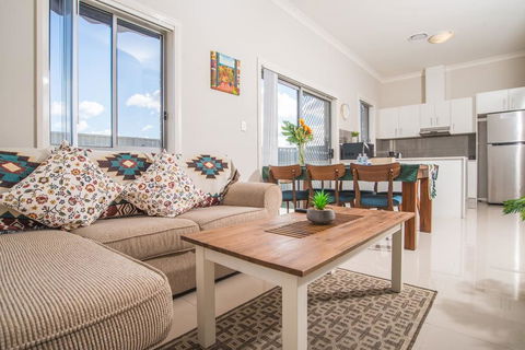 PEACEFUL 2Kingbed RootyHill Townhouse Near Station - E Caravan Parks 0