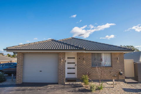 PEACEFUL 2Kingbed RootyHill Townhouse Near Station - E Caravan Parks 2