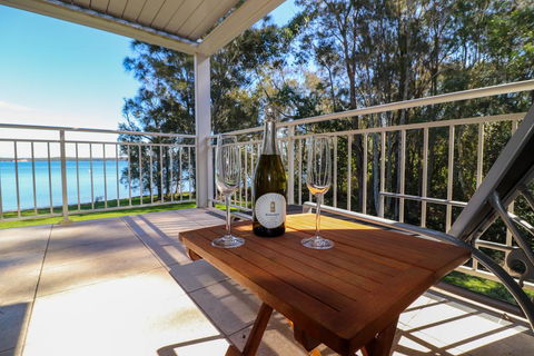 Pelican Escape Executive Home At Raffertys Resort - E Caravan Parks 3
