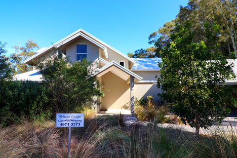Pelican Escape Executive Home At Raffertys Resort - E Caravan Parks 0