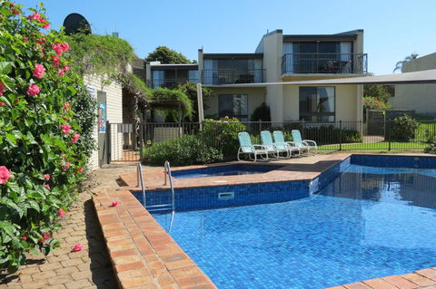 Penguin Mews - E Caravan Parks 0