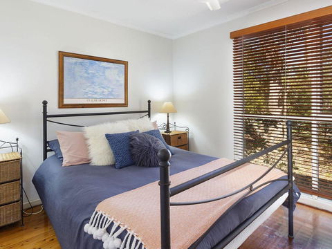 Pet Friendly - Bennetts Beach Cottage - E Caravan Parks 1