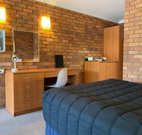 Peter Allen Motor Inn - E Caravan Parks