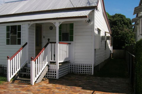 Pine Cottage - E Caravan Parks 0