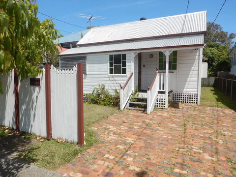 Pine Cottage - E Caravan Parks 2