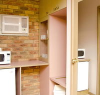 Pines Country Club Motor Inn - E Caravan Parks