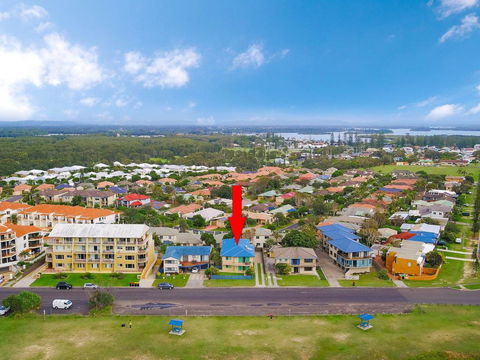 Pippi View 1 (Bottom) - Across The Road From The Beach! - E Caravan Parks 2