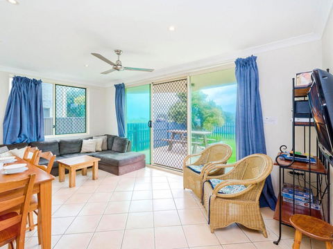 Pippi View 1 (Bottom) - Across The Road From The Beach! - E Caravan Parks 1