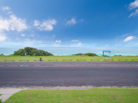 Pippi View 2 (Top) - Across The Road From The Beach! - E Caravan Parks 2