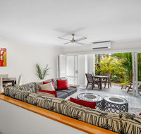 Poolside Apt in Alamanda Beachfront Resort 52 - E Caravan Parks