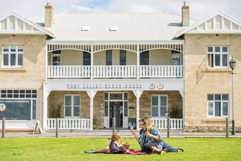 Port Elliot Beach House YHA - E Caravan Parks 2