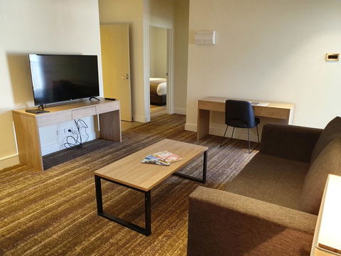 Porter's Plainland Hotel - E Caravan Parks 1