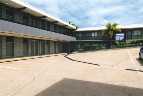 PRECINCT HOTEL GLADSTONE - E Caravan Parks 0