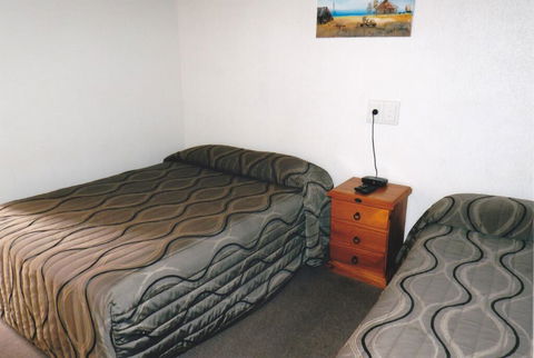 PRECINCT HOTEL GLADSTONE - E Caravan Parks 2