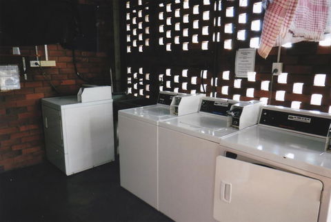 PRECINCT HOTEL GLADSTONE - E Caravan Parks 1