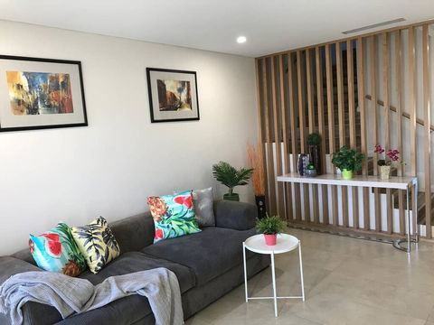 Private Room In Modern, Comfortable Home Stay - E Caravan Parks 0